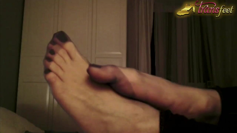 Trans and Cross-Dressers Feet: Trans likt voet in panty en masturbeert