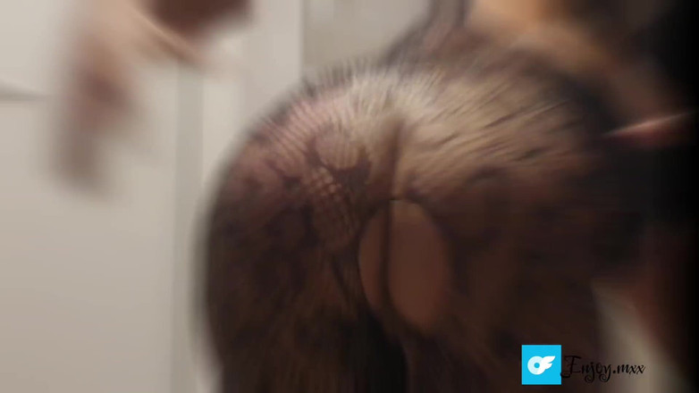 M_maxi89: Милфу-брюнетку трахнули на ее лестнице