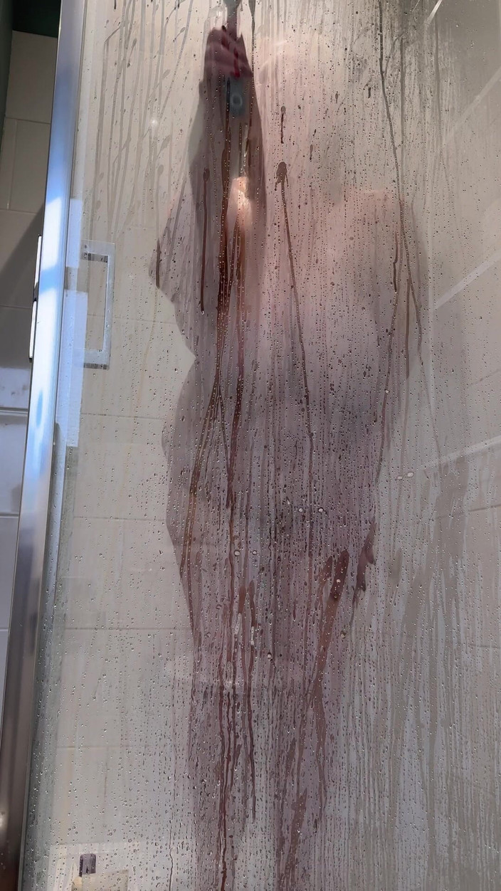 catherinecan69: Rejoignez-moi sous la douche. Mmmm nue et savonneuse