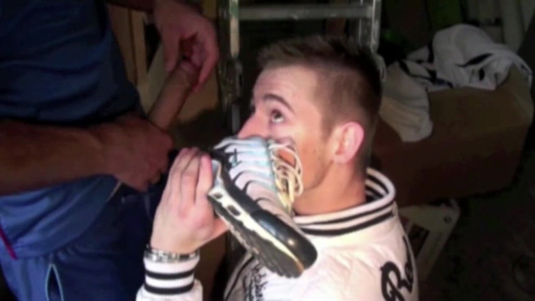 Sneaker gay: Slut twink submissive to sneakers of Matt
