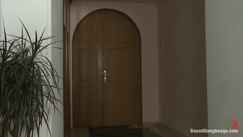 Bound Gang Bangs by Kink: Fata lui tati - casa unui drăguț rus de 19 ani este...
