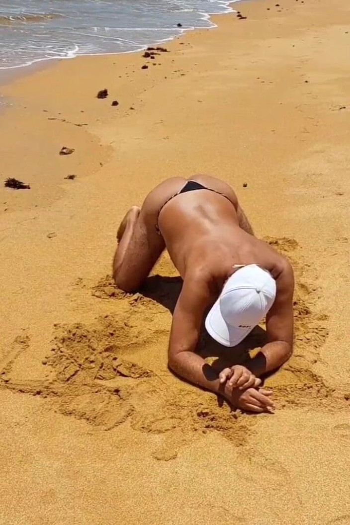 Ladysilvas: Ladysilva crossdresser na plaży gorący tyłek