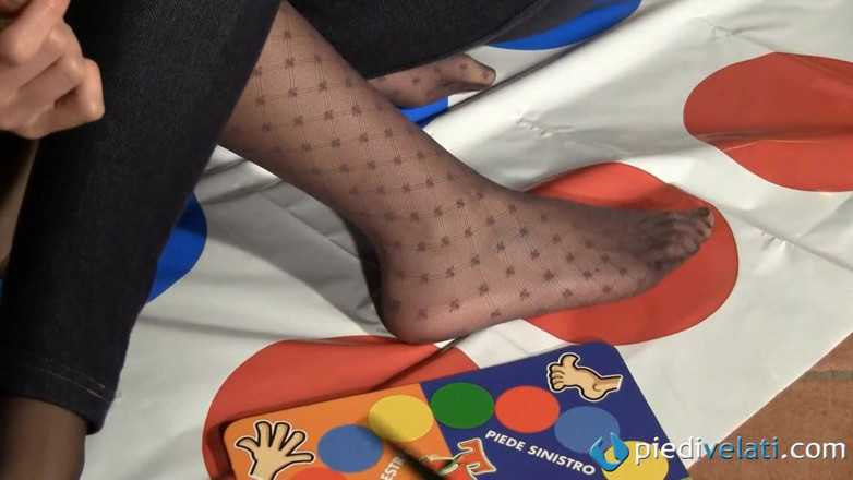 Foot Fetish HD: Две симпатичные тинки-брюнетки играют в красивую игру
