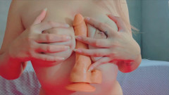 More Candy: JOI POV - nadržená dívka používá své dildo, tiše sténá
