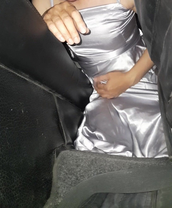 Naomisinka: Melancap Memakai Pakaian Panjang Silver Satin di dalam kereta