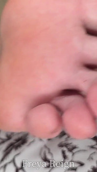 Pov foot focused cuck: bú vào những cái chân dài của tôi trong khi tôi bị đụ
