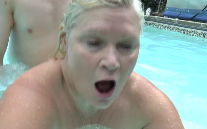 Big Boobs6: Yüzme havuzunda büyük memeli ateşli kadınla sikiş