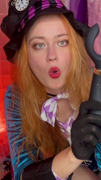 ¡La chica sombrerero loco tiene un regalo interesante para Halloween!