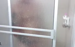 Adik tiriku tiba-tiba masuk ke kamar mandi dan menghangatkanku untuk ngentot.