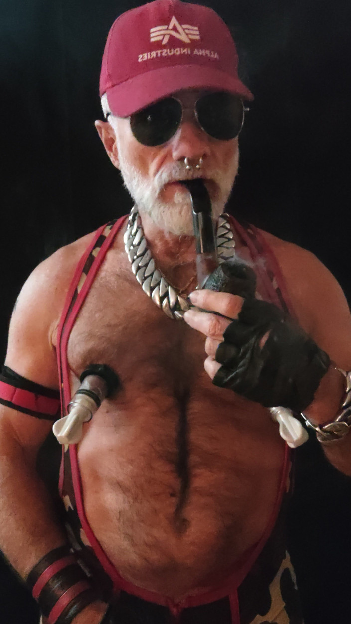 MusclesCigarsFFPig: Dad Fumant Sa Pipe Et Pompant Ses Tétons