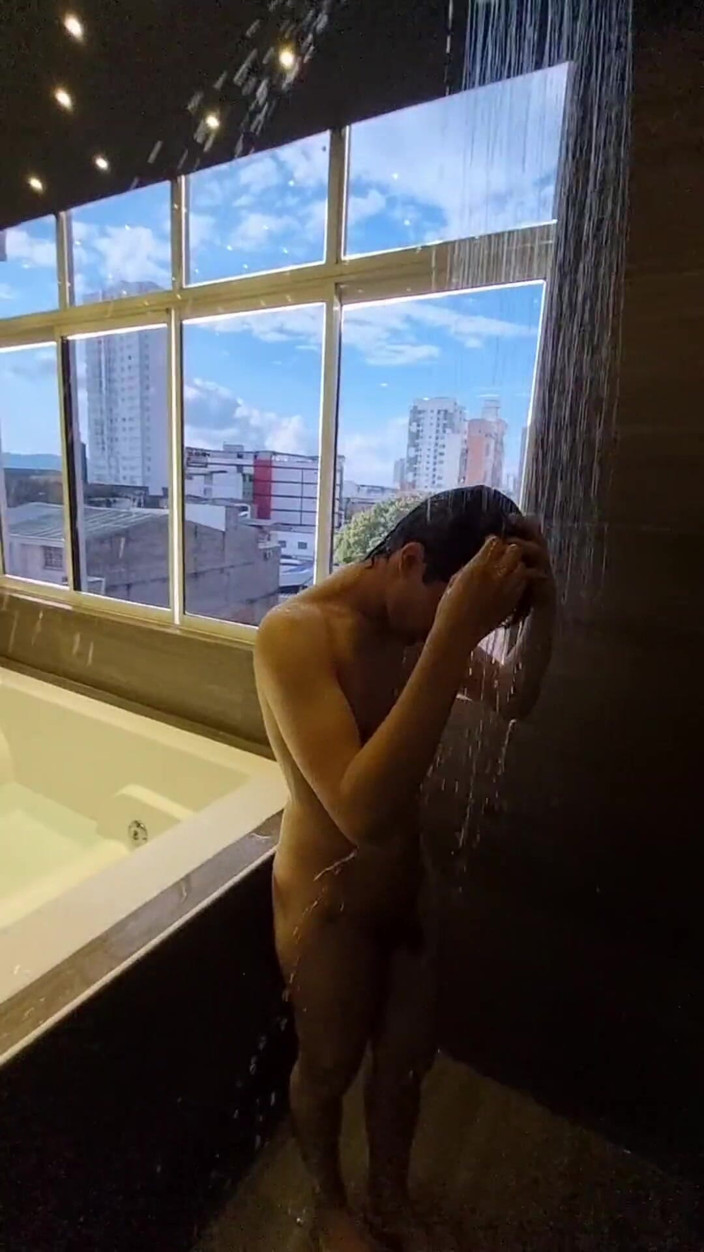 Diego_latinboy: Diego Diaz Underwater in the Golden Shower of a Thick-cocked,...