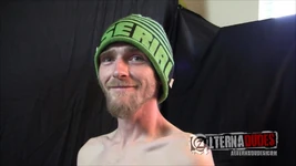 Маленький гей Віллі Вігглес вставляє величезний ділдо в свою дупу