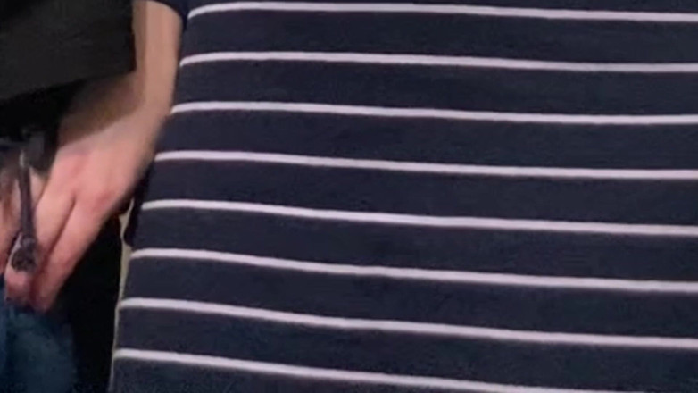 Niki studio: Мілфа без трусиків отримує пестощі пальцями пизди в громадському транспорті