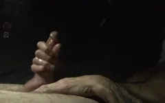 Quente lontra peluda acariciando pau enorme e atirando em bela gozada
