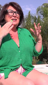 Ziajudys - Una Maliziosa Intervista a Bordo Piscina Con La Formosa MILF Britannica Jojo Robinson
