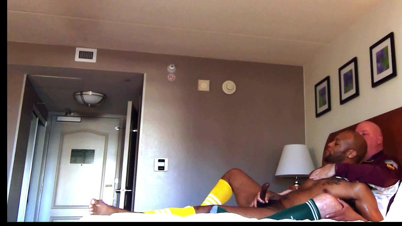 Kennie Jai: Kennie jai की कोच से मालिश