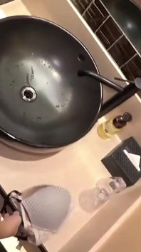 Une ancienne beauté geisha révèle sa nosquinerie intime pendant que son composition élégante se fond dans un moment de creampie profond et intense