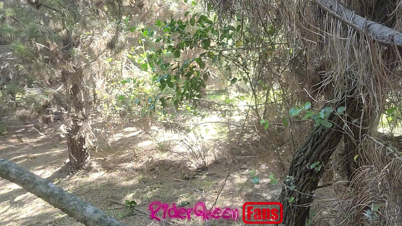 Riderqueen BBW Step Mom Latina Ebony: Riderqueen lagi sendirian di luar ruangan, video untuk penggemar