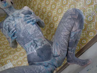 Modelo de tatuaje alternativa masturbándose con gran juguete