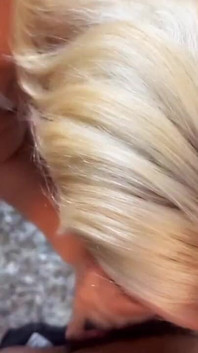 Síťovaná blonďatá děvka má gangbang s velkým černým pérem ve Vegas