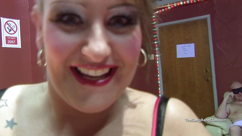 The Gangbang Club: Dani neemt cumshots over haar grote tieten