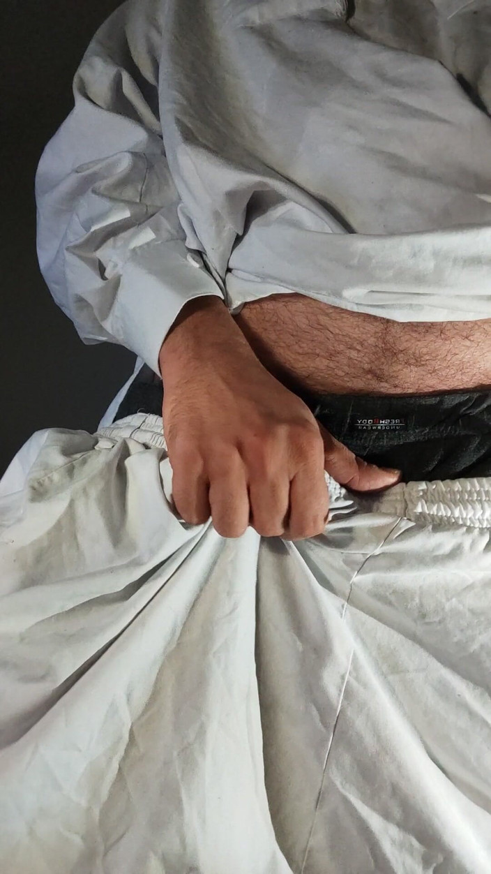 SmokedAlloy2: Dirtyjunkbro vestito con abiti afgani, calzini da ponte che pisciano...