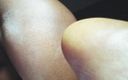 Dzaddy long strokes: Une MILF sexy exhibe ses gros seins et se doigte...