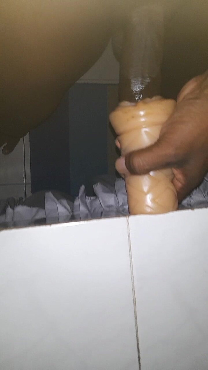 Black guy: S8 E10 sục cu