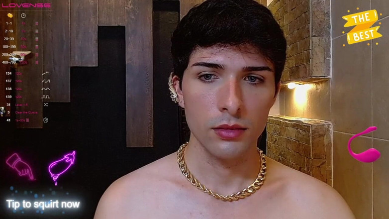 Diego_latinboy: La colombiana magra con un enorme cazzo grasso si arrapa...