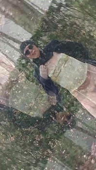 Mijn moslimvriendin laat haar kut buiten in het park zien.