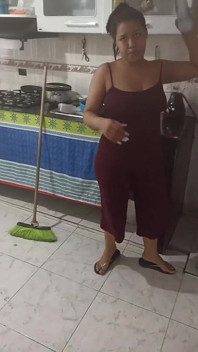 그녀의 지루한 남친이 자지를 빨도록 설득하려 애쓰는 동안 Keilimar는 집을 청소하지만 결국 미친 일이 일어났습니다.