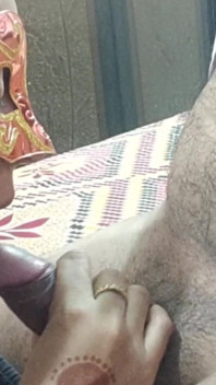 Bhabhi Pirya yang miang seronok menghisap batang pasangannya dan memberikan blowjob