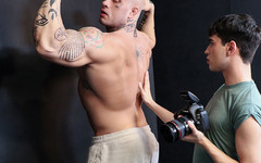 Say Uncle: Chico lindo seduce a un hombre atlético con enormes músculos -...