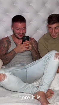 Zakrzywiona latynoska milf ma swoją pierwszą czwórkę z trzema młodymi chłopcami, którzy ją kołyszą! - Kylei Ellish