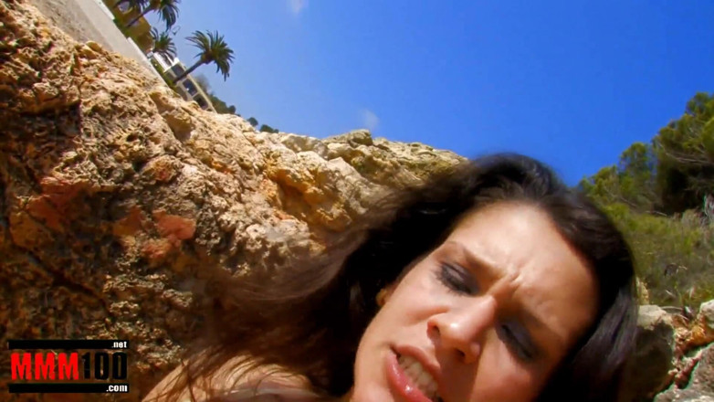MMM100: Estrela pornô espanhola Samia Duarte fodendo em uma praia