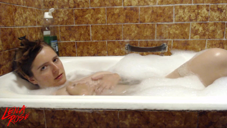 Lena Rose: Relaxando no banho