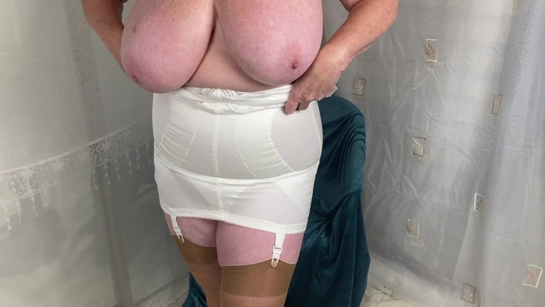 Aunty Sandra vintage girdle queen: Mătușa Sandra se dezbracă pentru tine