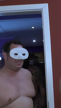 Mimi + jolie vanno a prendere la sborra in una gangbang creampie