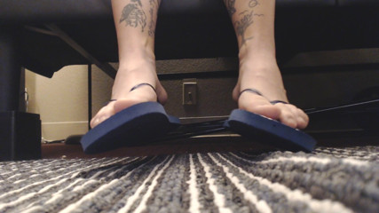 Abby Anna: Navy toe bermain dengan sandal jepit