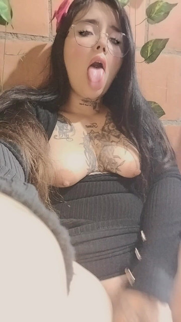 Dalyla: Secretaria Se Toca Su Vagina Con Su Dedo