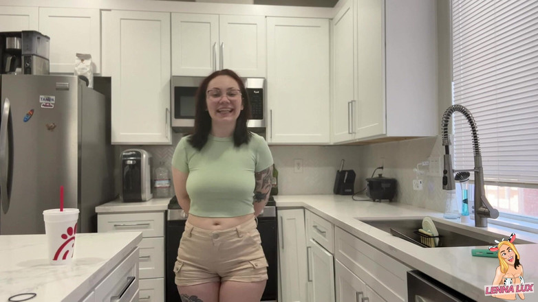 Lenna Lux: Služka tě přistihla, jak se díváš