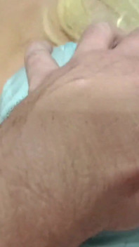 23 minuten MILF die een lul zuigt en in haar mond klaarkomt