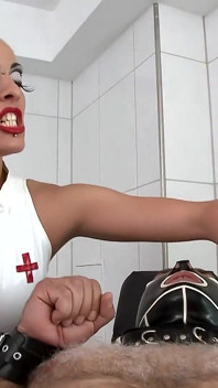 Y tá Dominatrix trói buộc nô lệ ngoan ngoãn mạnh bạo