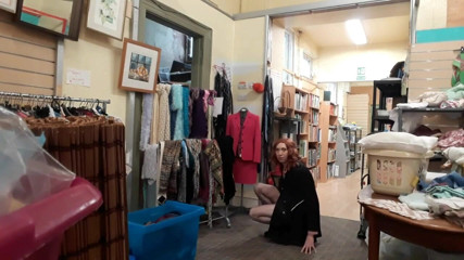 The Midnight Minx: Un travestito molto eccitato si masturba nel negozio di beneficenza