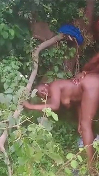 Baiser dans la brousse avec la brise naturelle est très bon et doux