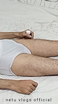 Tratamentul corpului cu masaj sexy de Sara frecându-și sânii mari și frumoși