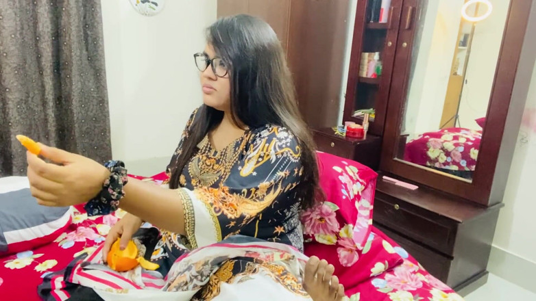 Nadiyaxxx02: शादीशुदा बड़ी बहन की छोटे भाई द्वारा चुदाई की जाती है और उसका पति विदेश में होने के कारण उसकी चूत पानी से बाहर हो जाती है ।