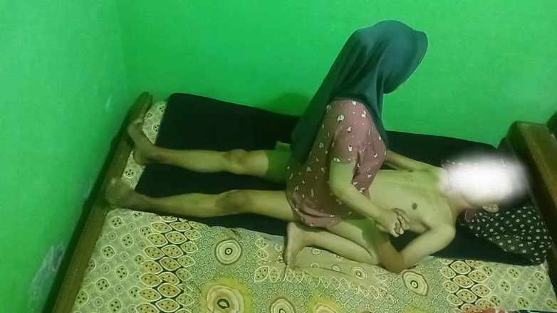 Famly sex: hijaab vaali larki ko aadmi dvara choda ja raha hai