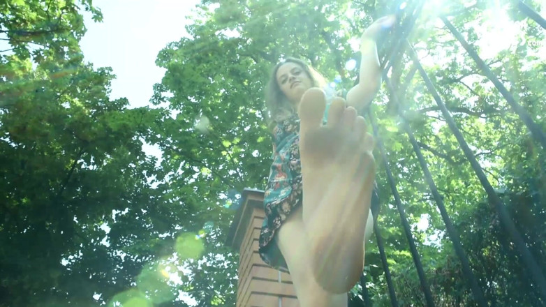 Czech Soles - foot fetish content: Jalan kaki tanpa alas kaki dan kaki kotor Anna!