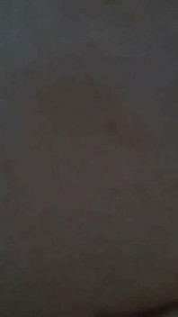 Il nonno si masturba nel suo letto da infermiera.